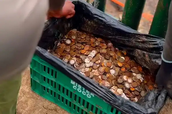 Sorpresa en la limpieza del río Iguazú: encontraron más de 300 kilos de monedas en las cataratas