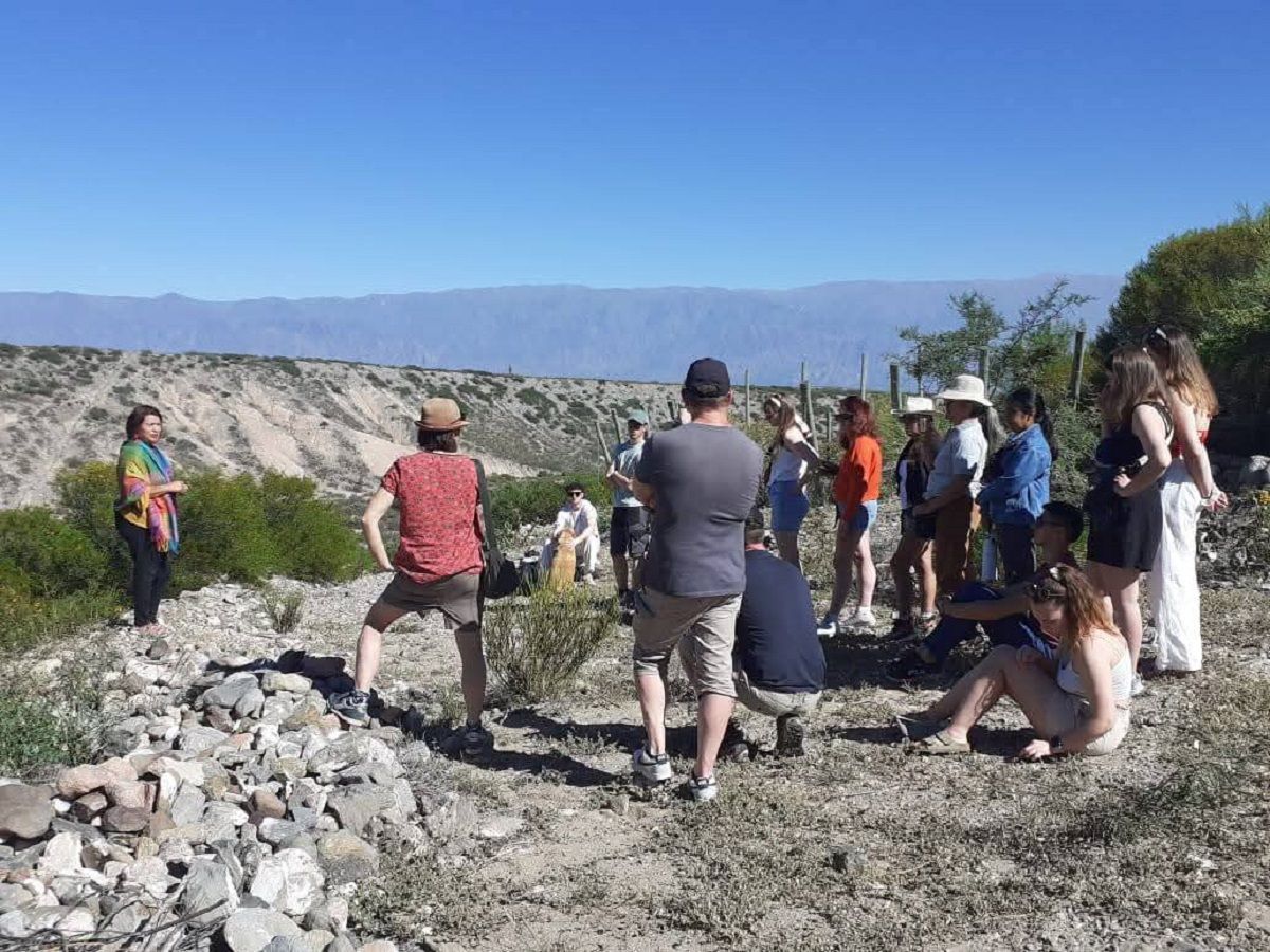 EN AMAICHA. Jorgelina le cuenta sobre las bondades de su tierra a un grupo de turistas.