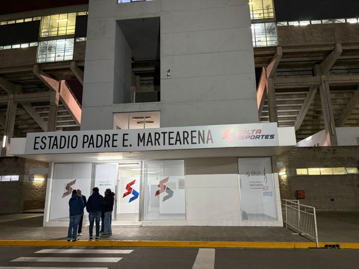 RENOVACIÓN. La fachada principal fue reacondicionada por Salta Deportes, el organismo que administra actualmente el estadio.