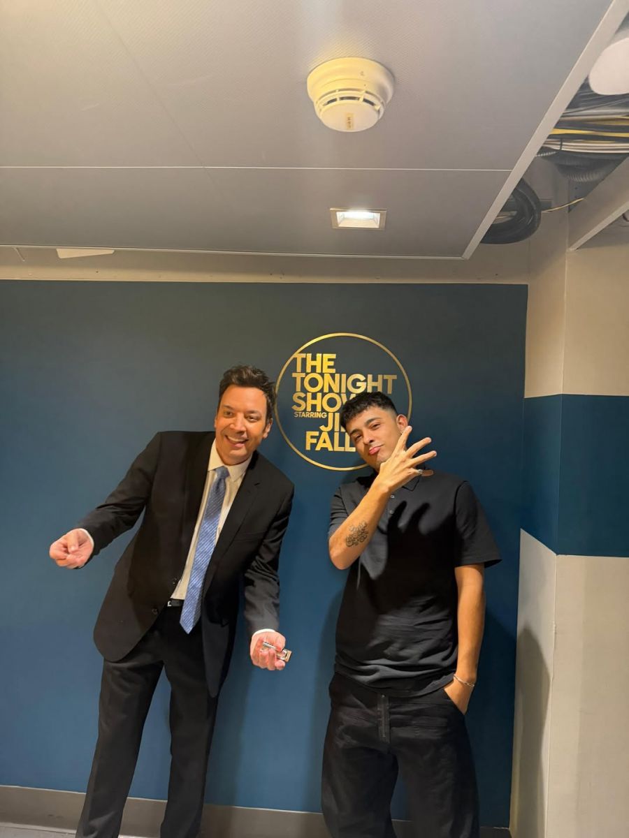Trueno compartió imágenes de su encuentro con Mick Jagger tras brillar en el programa de Jimmy Fallon