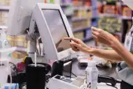 Por qué algunas personas evitan la caja de autopego en el supermercado, según la psicología