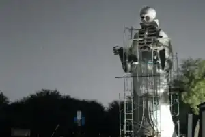 Misterio en Santiago del Estero por una enorme estatua de San La Muerte con luces en los ojos