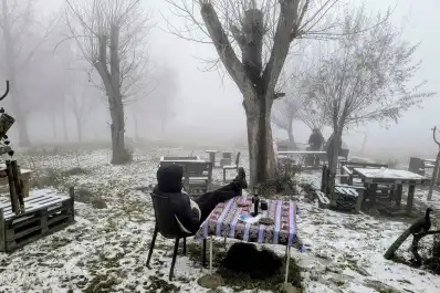 Desafió las bajas temperaturas en Tafí y brindó con un vino bajo la nieve: “No es algo de todos los días en Tucumán”