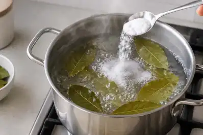 Hervir hojas de laurel con bicarbonato: para qué sirve y por qué lo recomiendan