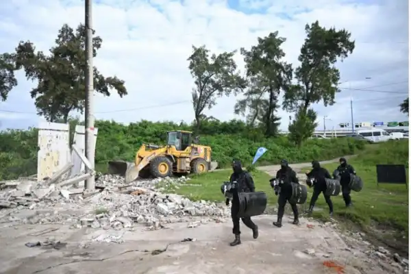 La Provincia avanzó en la demolición de inmuebles erigidos en predios fiscales