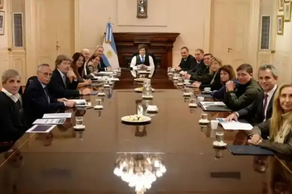 Milei blindó a Adorni ante el resto de su gabinete