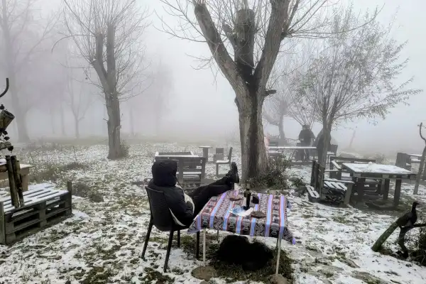 Desafió las bajas temperaturas en Tafí y brindó con un vino bajo la nieve: “No es algo de todos los días en Tucumán”