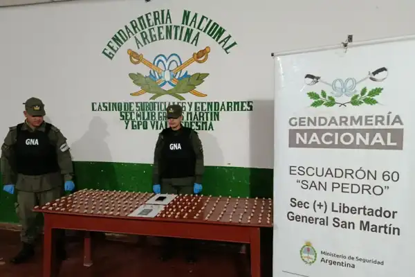 Dos hombres fueron detenidos tras ingerir 216 cápsulas de cocaína en un colectivo rumbo a Buenos Aires