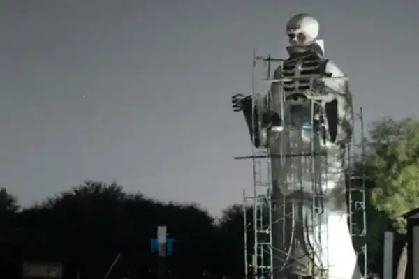 Misterio en Santiago del Estero por una enorme estatua de San La Muerte con luces en los ojos