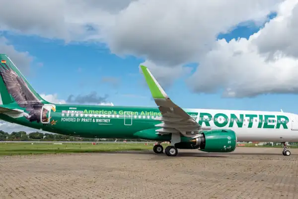 Tragedia en Denver: un hombre murió al ser absorbido por el motor de un avión en plena pista