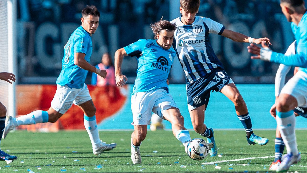 DETERMINANTE. González Metilli maneja la pelota ante la marca de un jugador de Talleres. El volante marcó el gol que definió el clásico cordobés.