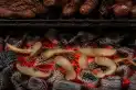 Arrojar cáscaras de papa sobre las brasas del asado: cuándo hacerlo y por qué