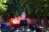 Insólito: hinchas del Barcelona apedrearon el colectivo de sus propios jugadores antes del clásico
