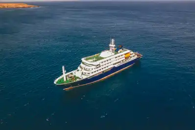 El crucero con hantavirus llega a Canarias con control sanitario