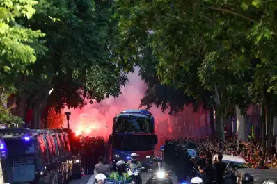 Insólito: hinchas del Barcelona apedrearon el colectivo de sus propios jugadores antes del clásico