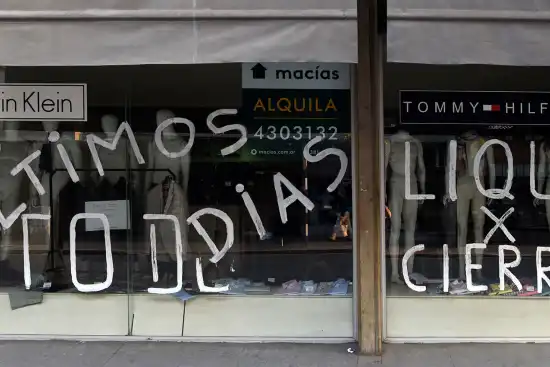 LOS MÁS GOLPEADOS. Los comercios de venta de indumentaria fueron los que más retrocedieron en ventas en todo el país.