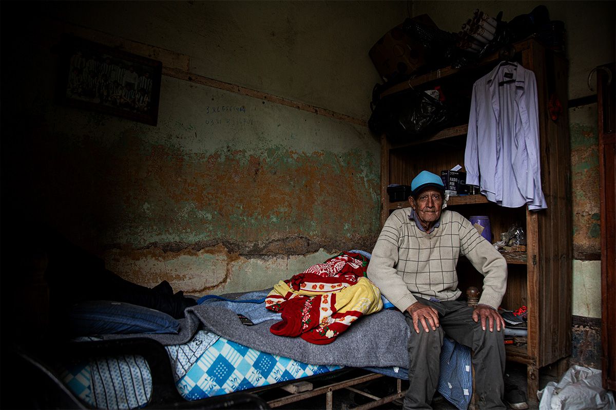 POR DENTRO. Antonio Brito en su habitación con paredes marcadas.