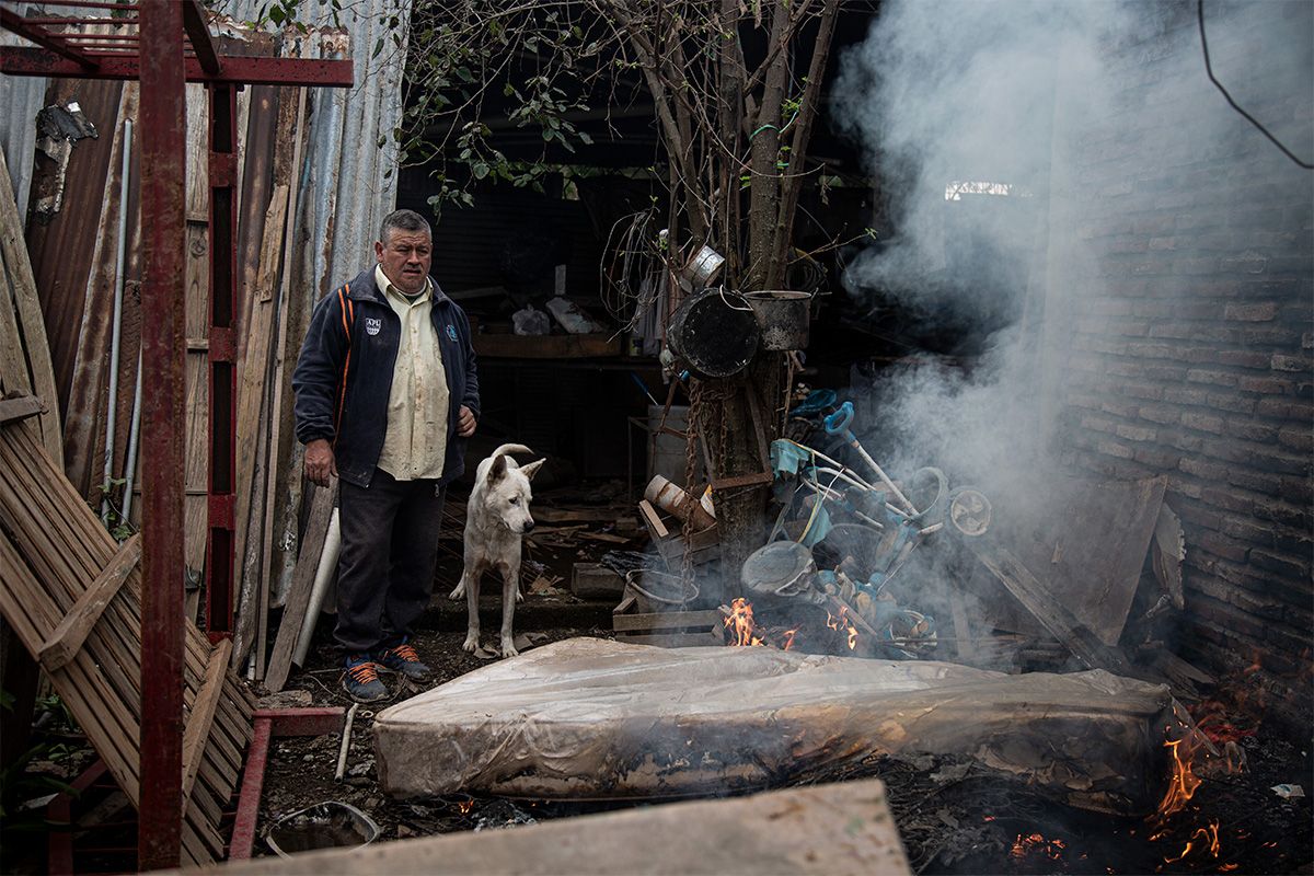 PÉRDIDAS. Armando Dominguez quema un colchón y otros objetos arruinados por la inundación