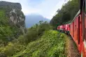 Dónde está el tren suspendido entre montañas que deslumbra como el más bello de Sudamérica