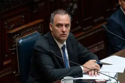 El oficialismo busca sostener a Adorni y salvar la reforma electoral