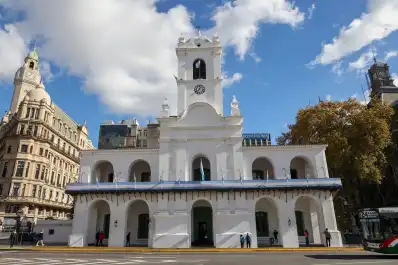 25 de mayo: cuánto deben pagarte si trabajás durante el feriado, según la legislación