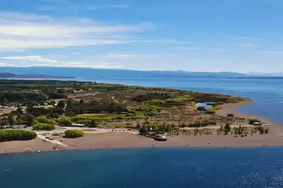 El pintoresco pueblo argentino que alberga uno de los lagos más grandes de Sudamérica