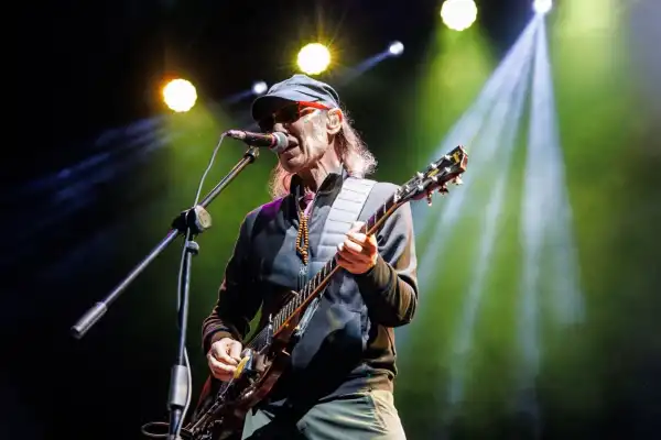 Recital en Tucumán: Skay sigue tocando y uniendo generaciones