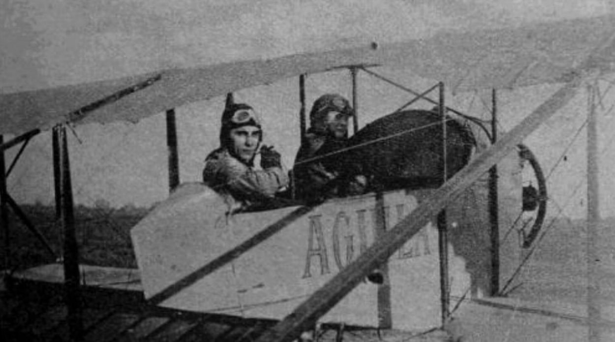Recuerdos fotográficos: Elena Valentié, la primera aviadora, y su boda en vuelo