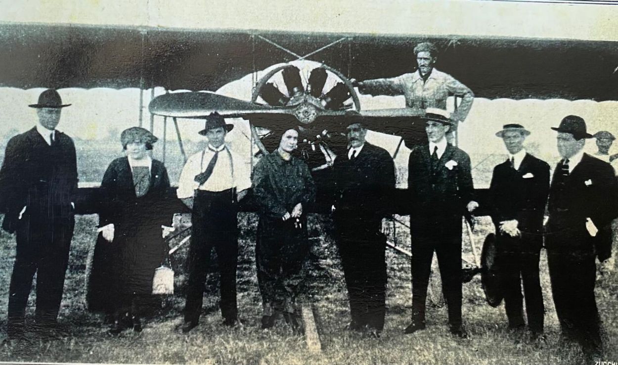 Recuerdos fotográficos: Elena Valentié, la primera aviadora, y su boda en vuelo