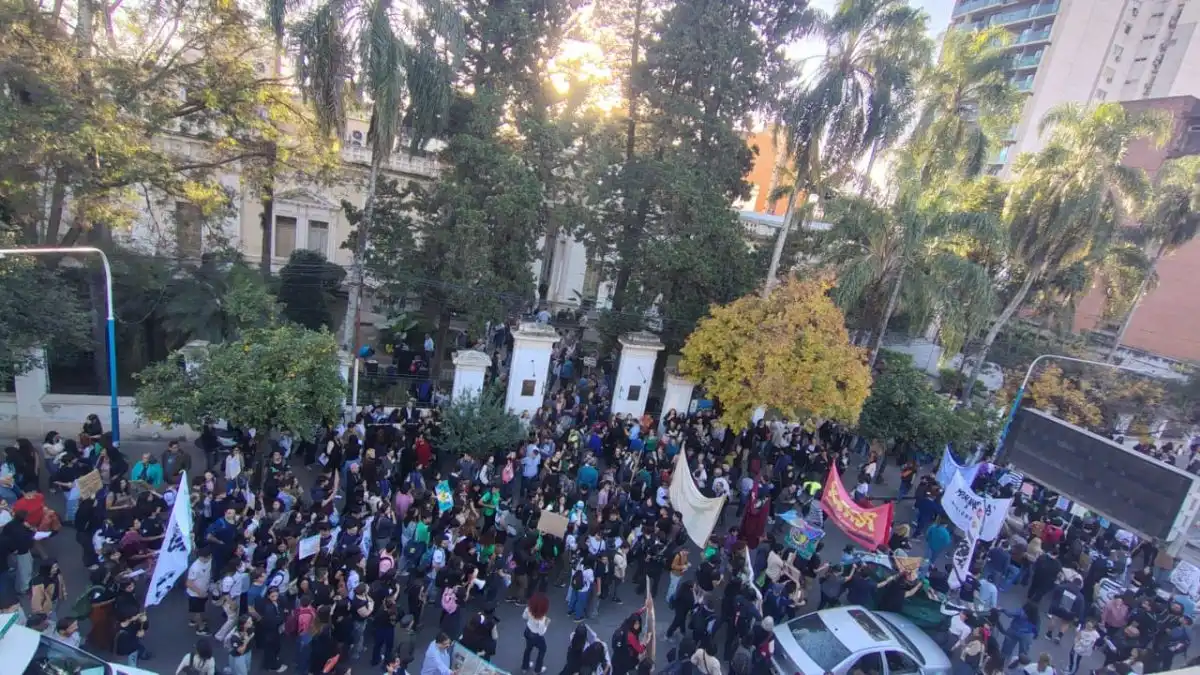 Cientos de estudiantes, docentes, no docentes y egresados marcharon partieron a las 18 desde el Rectorado hacia la plaza Independencia