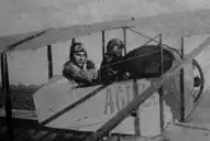 Recuerdos fotográficos: Elena Valentié, la primera aviadora, y su boda en vuelo
