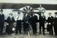 Recuerdos fotográficos: Elena Valentié, la primera aviadora, y su boda en vuelo