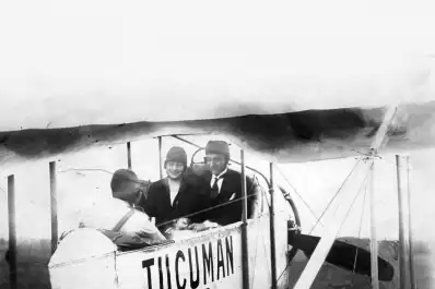 Recuerdos fotográficos: Elena Valentié, la primera aviadora, y su boda en vuelo