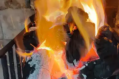 Cómo hacer fuego para el asado con el método brasilero que se volvió furor