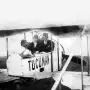 Recuerdos fotográficos: Elena Valentié, la primera aviadora, y su boda en vuelo
