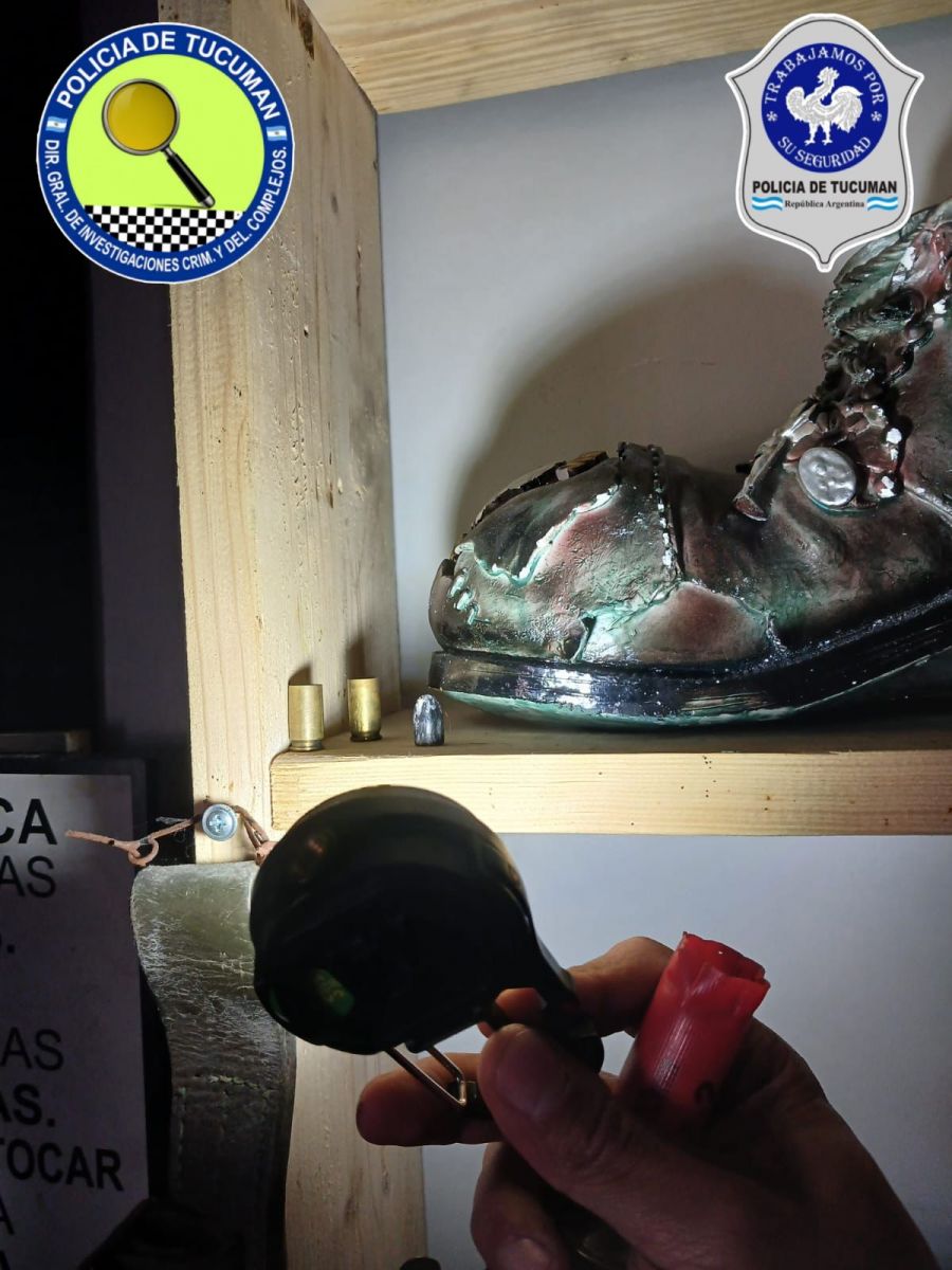 Lo denunciaron por violación, la Policía allanó su casa y encontró armas, municiones y una granada