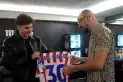 Julián Álvarez sorprendió a Abel Pintos antes de su show en España y hubo intercambio de regalos