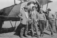 Recuerdos fotográficos: 1920. El perro “Chop” inauguró el avión “El Halcón Tucumano”