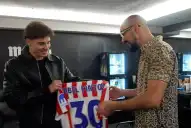 Julián Álvarez sorprendió a Abel Pintos antes de su show en España y hubo intercambio de regalos