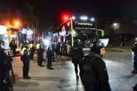 Entre vuelos cancelados, remises y kilómetros de pasión: así llegaron los hinchas de Gimnasia de Jujuy a Tucumán