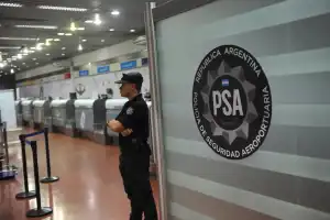 Detienen a un pasajero que intentó abordar un vuelo desde Tucumán hacia Buenos Aires con un arma cargada en su mochila