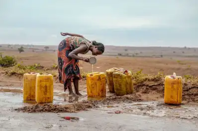 El cambio climático se ensaña con las mujeres: comen menos y al último