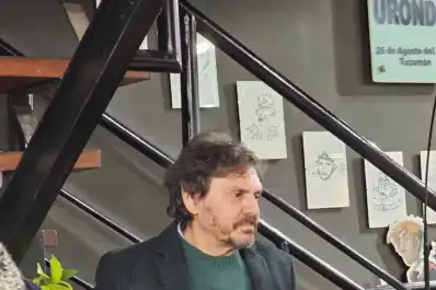 Felipe Pigna firmó ejemplares de su libro “76” en Tucumán