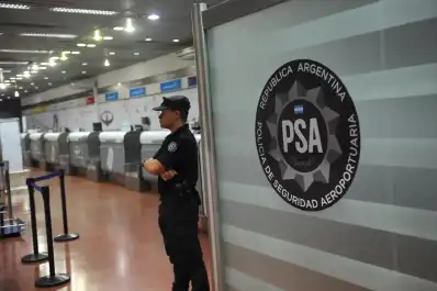 Detienen a un pasajero que intentó abordar un vuelo desde Tucumán hacia Buenos Aires con un arma cargada en su mochila