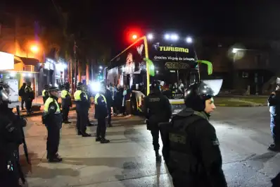 Entre vuelos cancelados, remises y kilómetros de pasión: así llegaron los hinchas de Gimnasia de Jujuy a Tucumán
