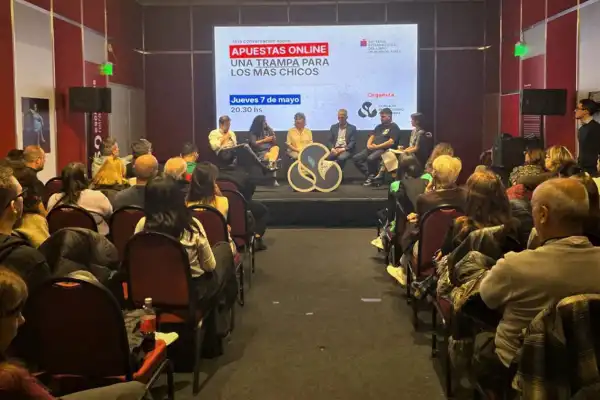 “La salida es colectiva”: el CPA alertó sobre las apuestas online en adolescentes en la Feria del Libro