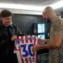 Julián Álvarez sorprendió a Abel Pintos antes de su show en España y hubo intercambio de regalos