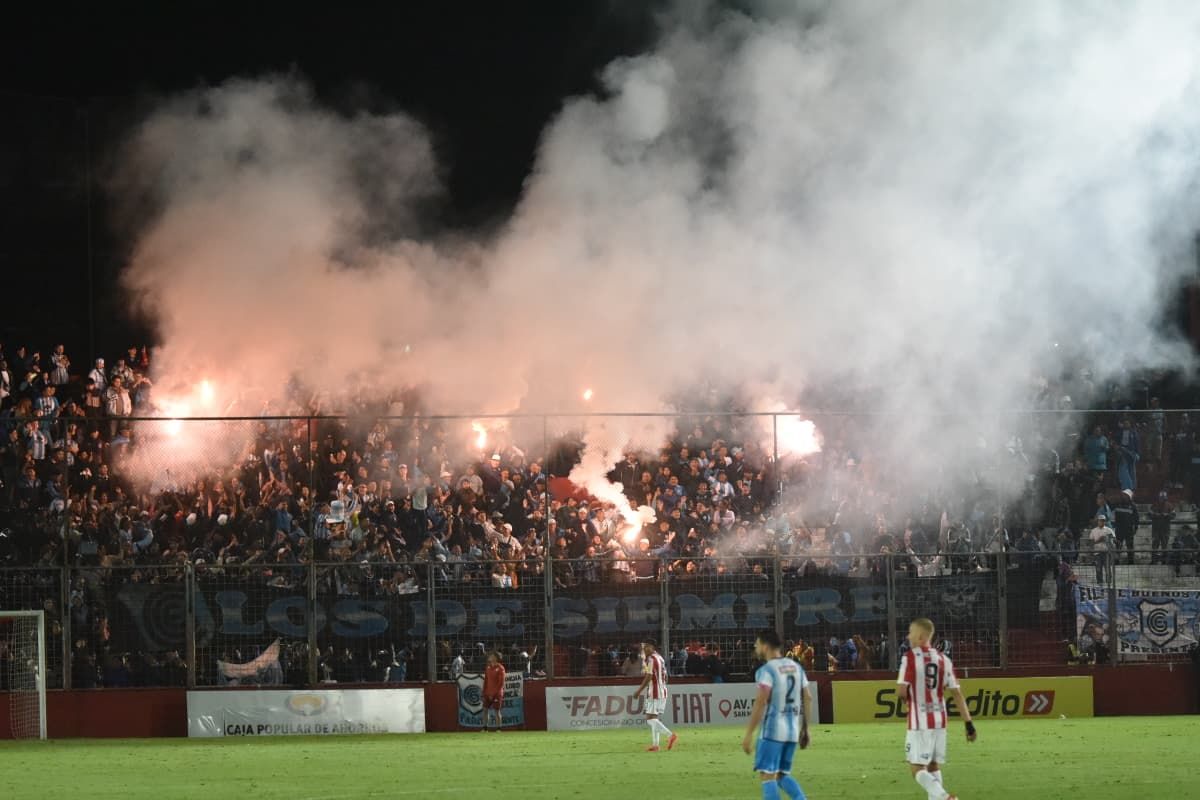 FIESTA. Los 2.000 hinchas jujeños coparon su sector en La Ciudadela y encendieron bengalas durante el segundo tiempo.