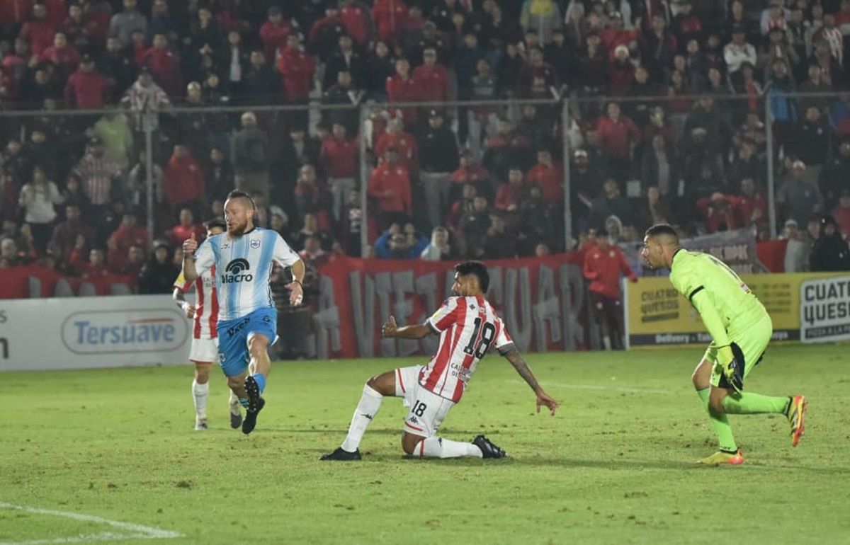 JERARQUÍA. “Caco” García definió con enorme tranquilidad ante el arquero y sentenció el triunfo cuando el equipo jugaba con un hombre menos.