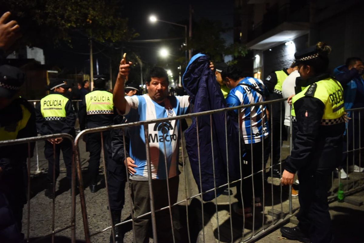 PASIÓN. Un hincha de Gimnasia de Jujuy espera ingresar al estadio tras una extensa travesía para acompañar al “Lobo” en Tucumán.